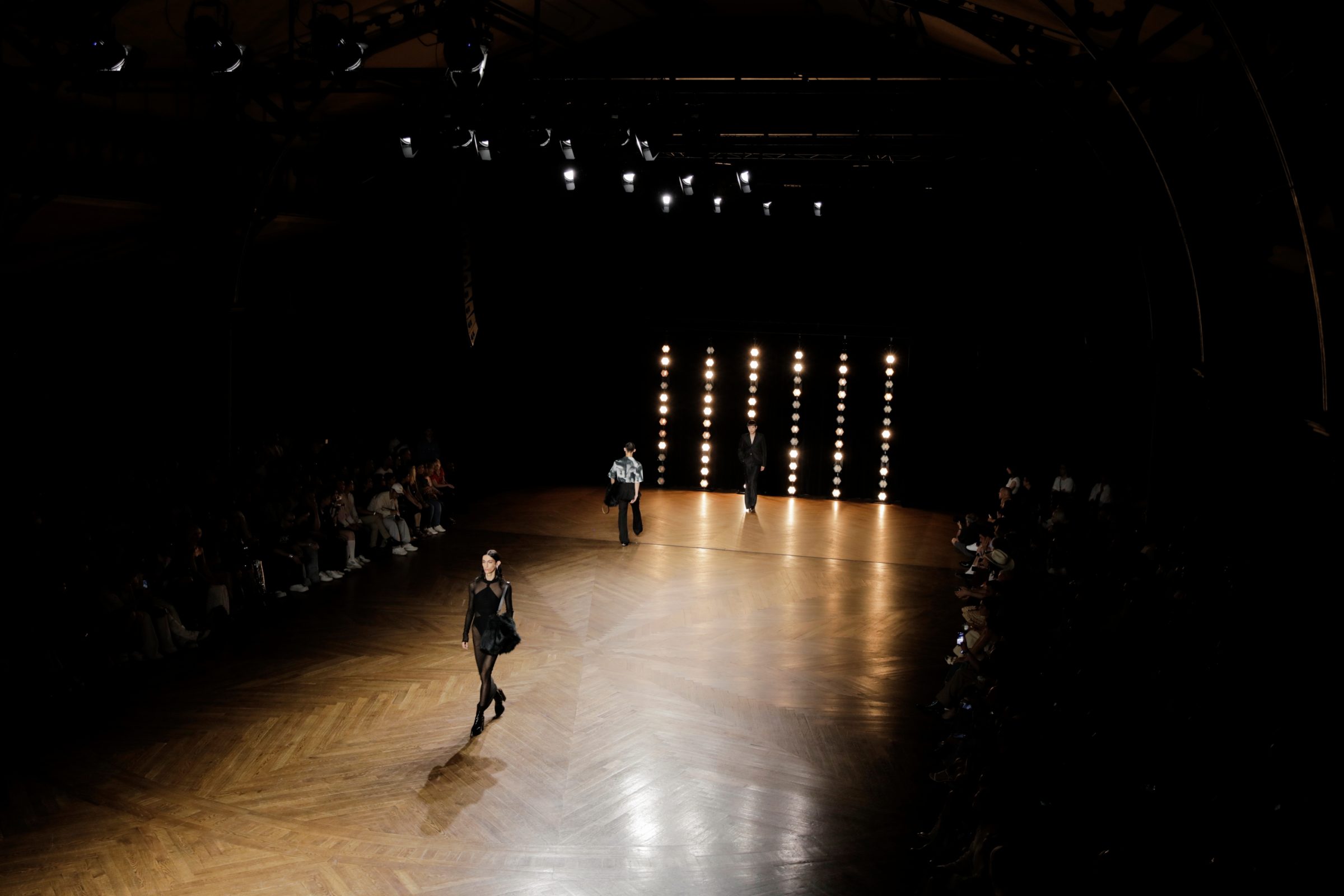 01-EGONLAB_SS24-DEFILE_MODE_FASHION_SHOW_SCENOGRAPHY_MATHIEU BAUMER