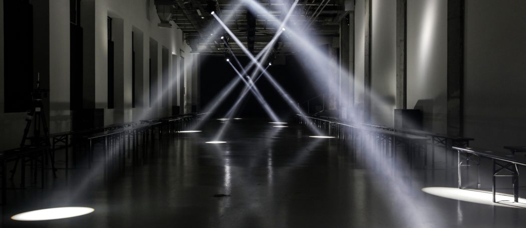 01_EGONLAB-OBO_FW24_SCENOGRAPHY_LIGHT_FASHION_SHOW