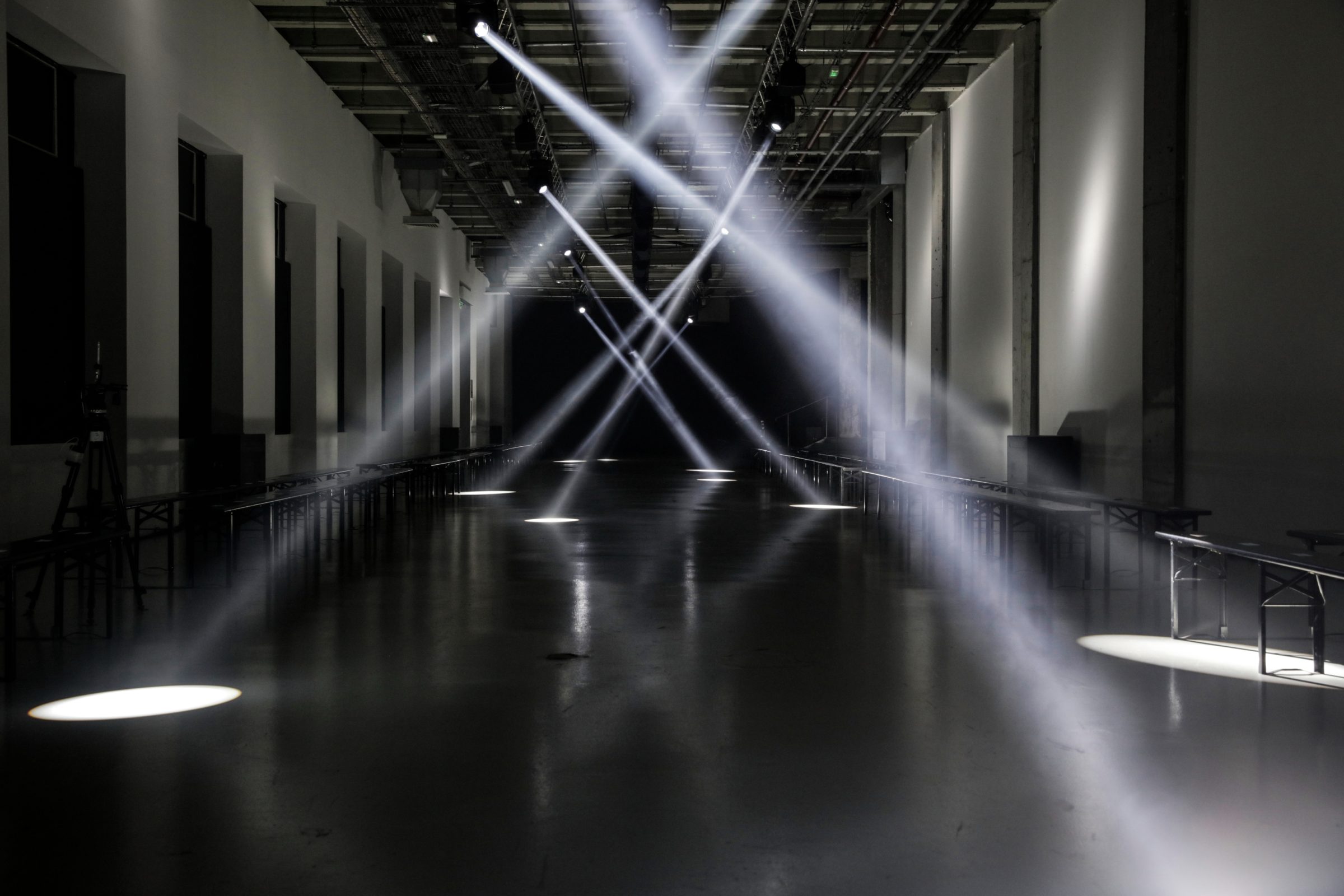 01_EGONLAB-OBO_FW24_SCENOGRAPHY_LIGHT_FASHION_SHOW