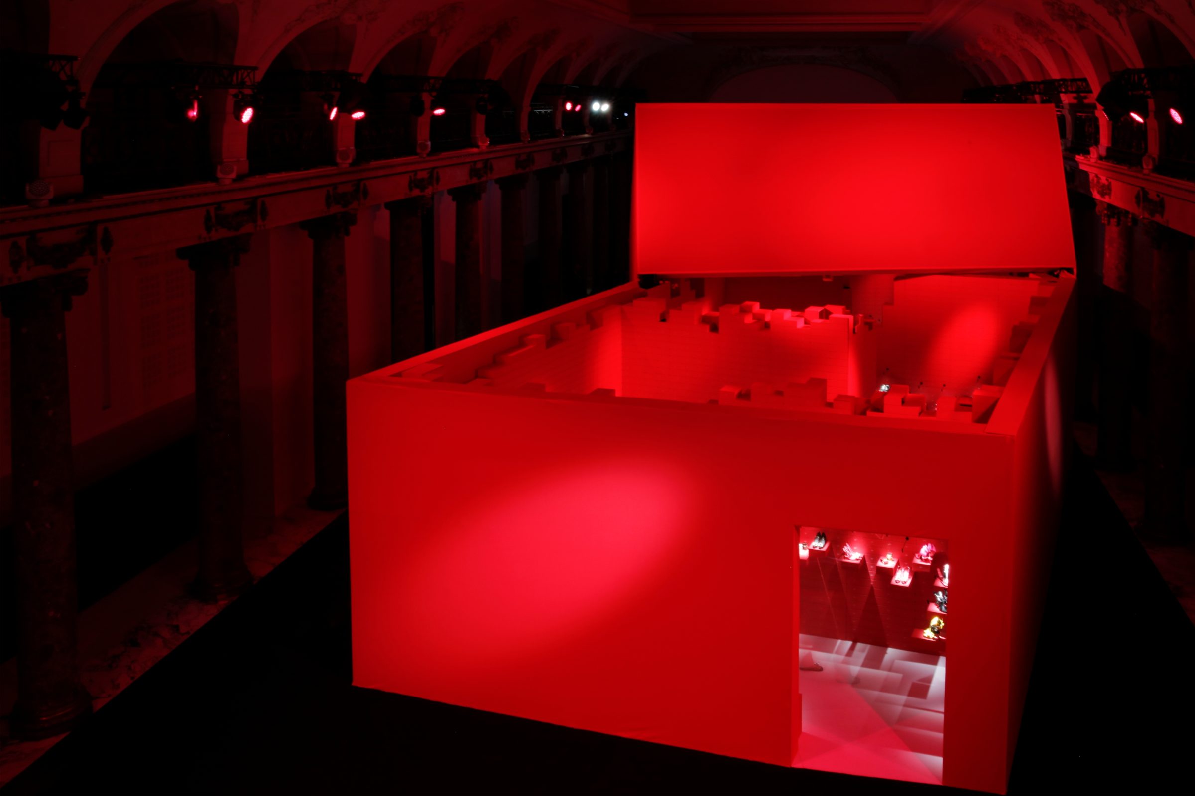 01_OBO_ROGER_VIVIER_PRESENTATION_SCENOGRAPHY_LUXURY_LAUNCH_EXPERIENCE