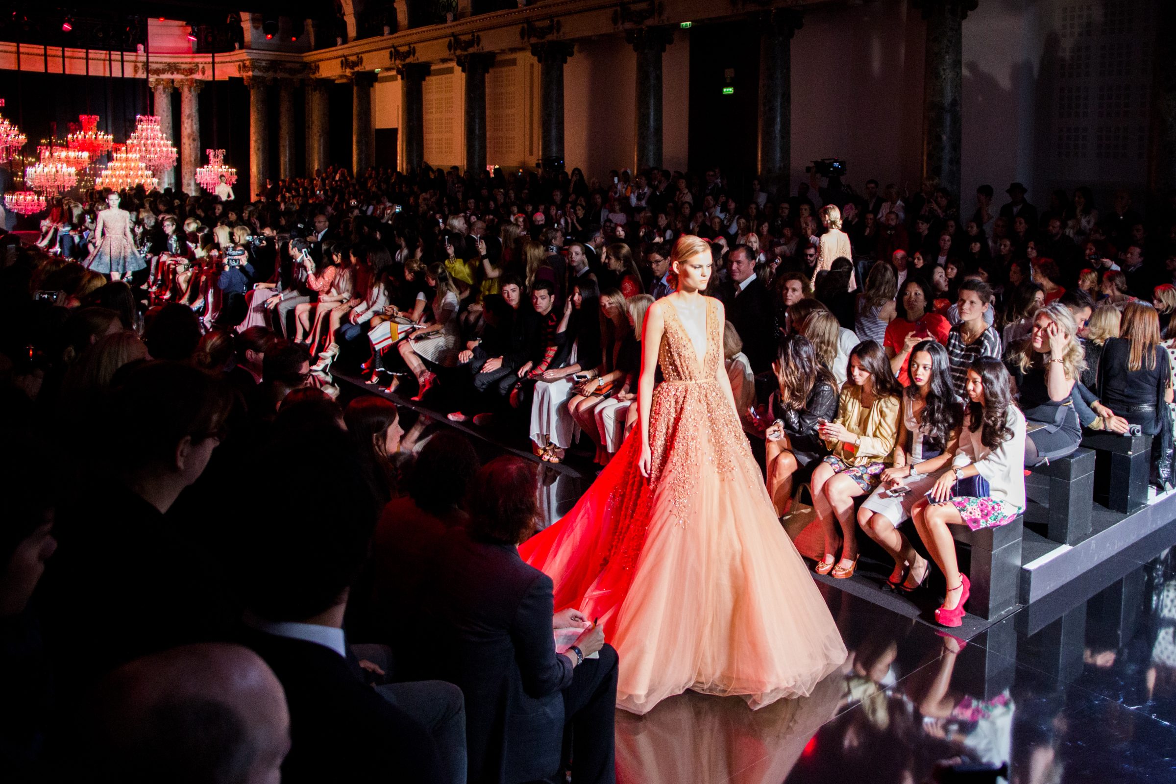 02-ELIE_SAAB_OBO_HAUTE_COUTURE_FW14_FASHION_SHOW_MODEL_SCENOGRAPHY