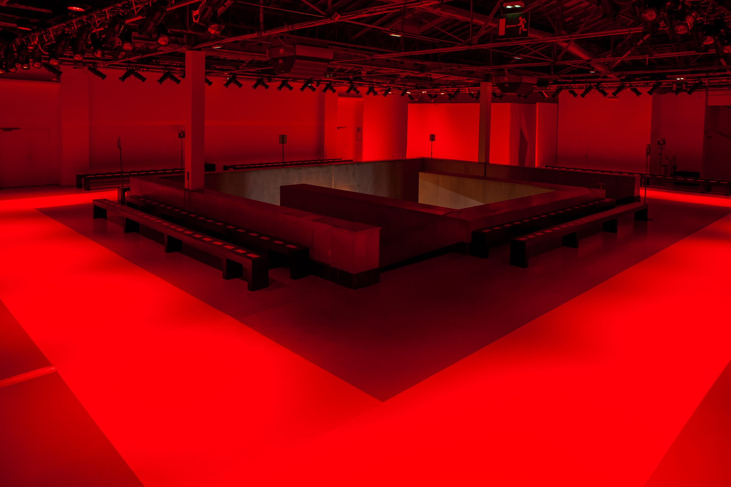 02_OBO_OFFWHITE_FASHION_SHOW_DEFILE_MODE_LUXURY_SCENOGRAPHY