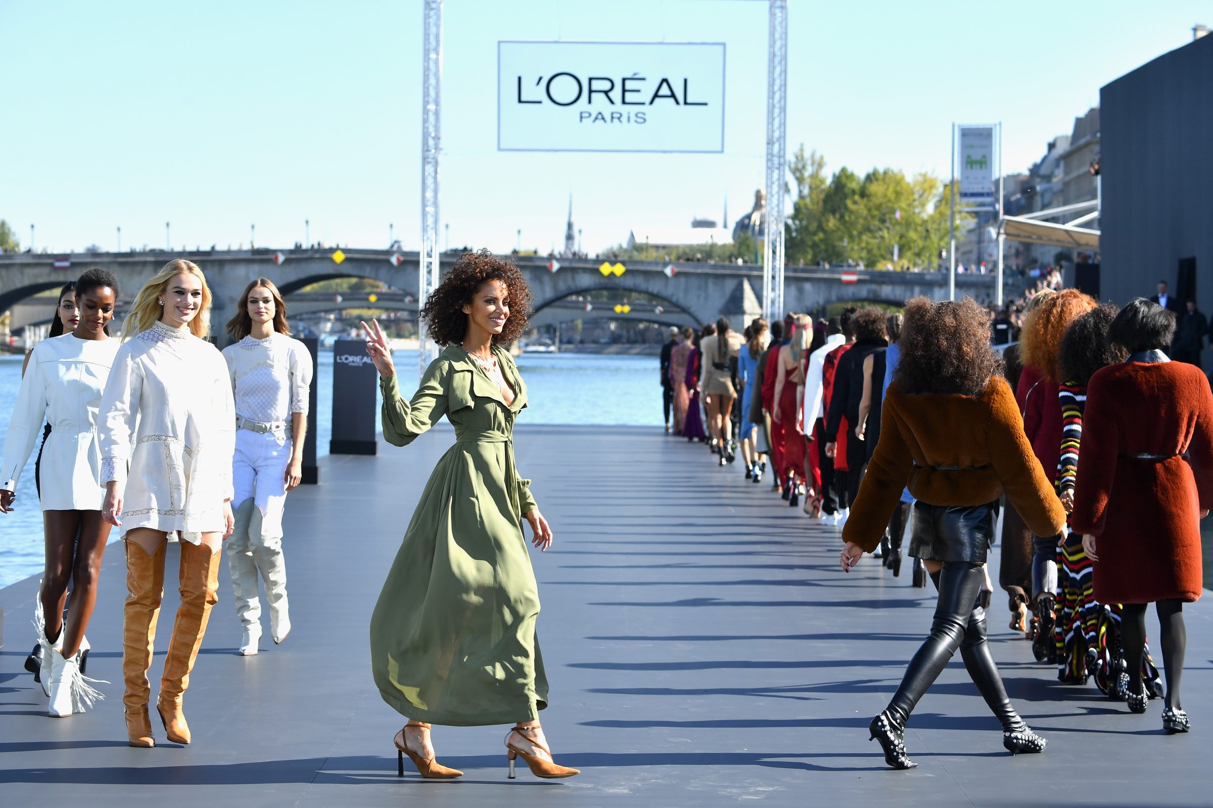 Le Defile L'Oreal Paris : Runway - Paris Fashion Week Womenswear Spring/Summer 2019