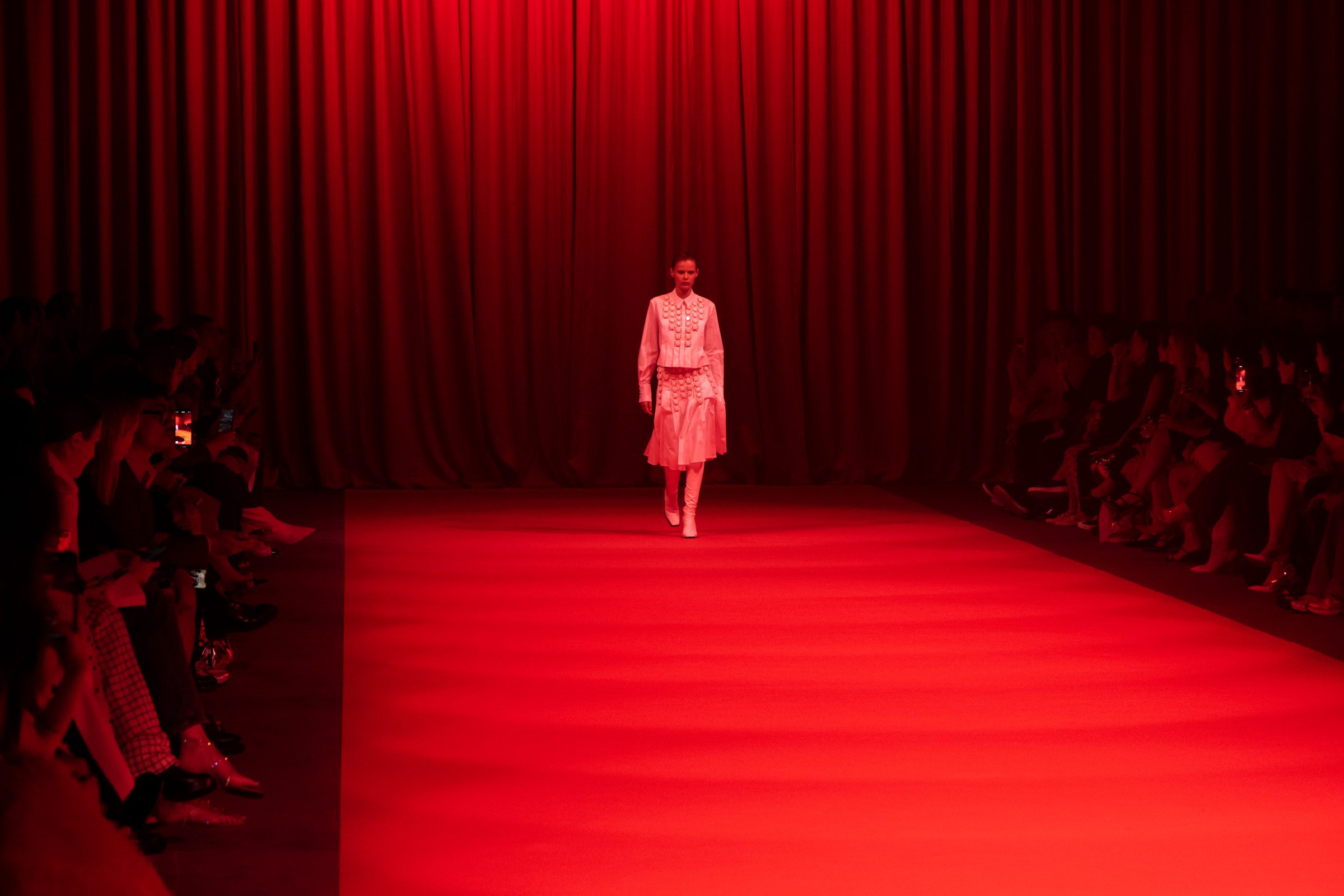 04-OBO_HUISHAN_ZHANG_SS24_FASHION_SHOW_DEFILE_MODE_SCENOGRAPHY_ED_GRANT