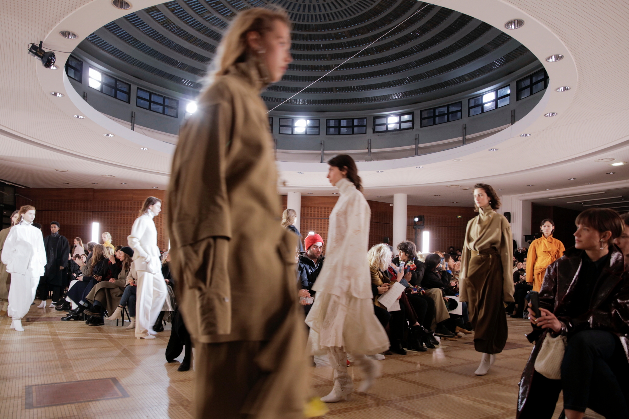 04_OBO_LEMAIRE_FASHION_SHOW_DEFILE_MODE_SCENOGRAPHY_MATHIEU_BAUMER