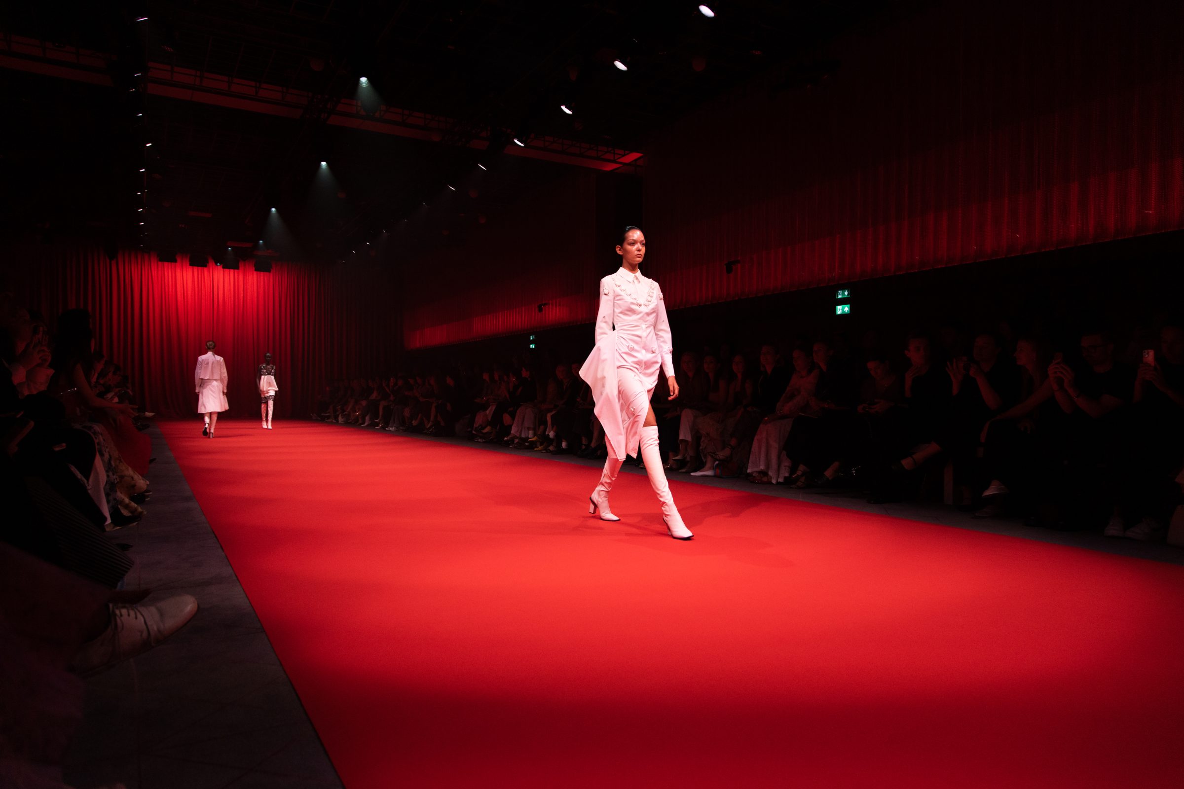 05-OBO_HUISHAN_ZHANG_SS24_FASHION_SHOW_DEFILE_MODE_SCENOGRAPHY_ED_GRANT