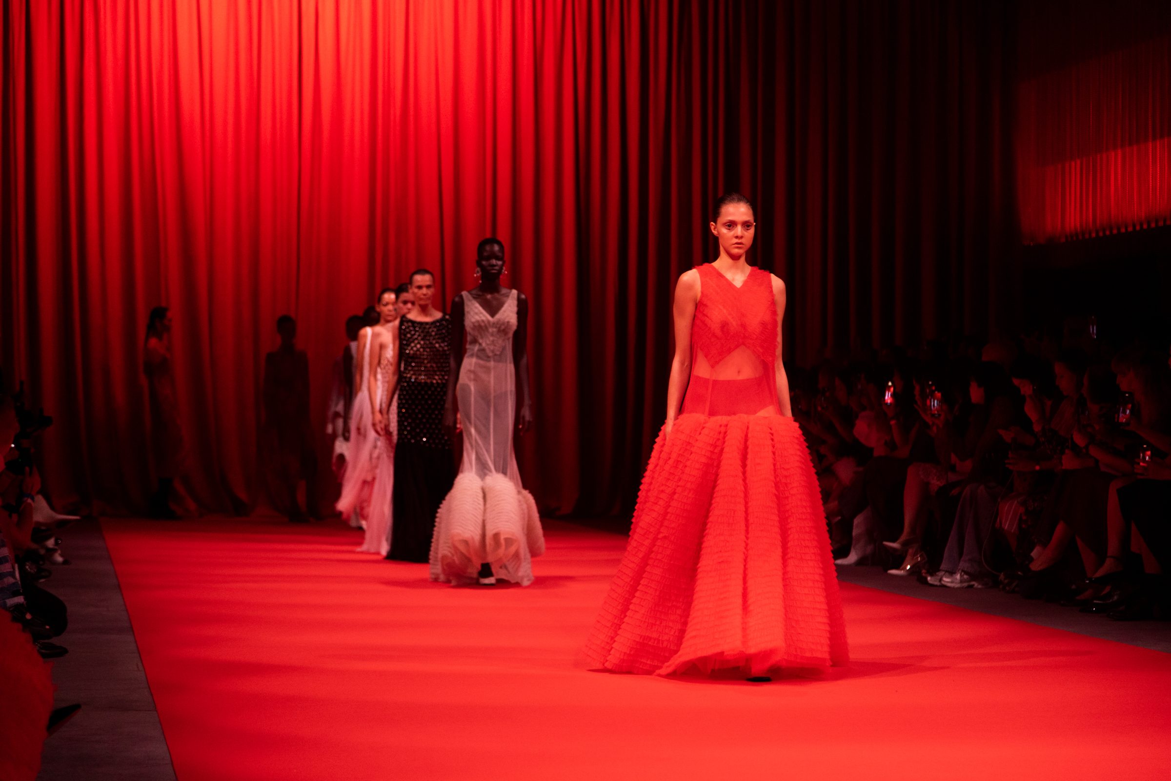 06-OBO_HUISHAN_ZHANG_SS24_FASHION_SHOW_DEFILE_MODE_SCENOGRAPHY_ED_GRANT