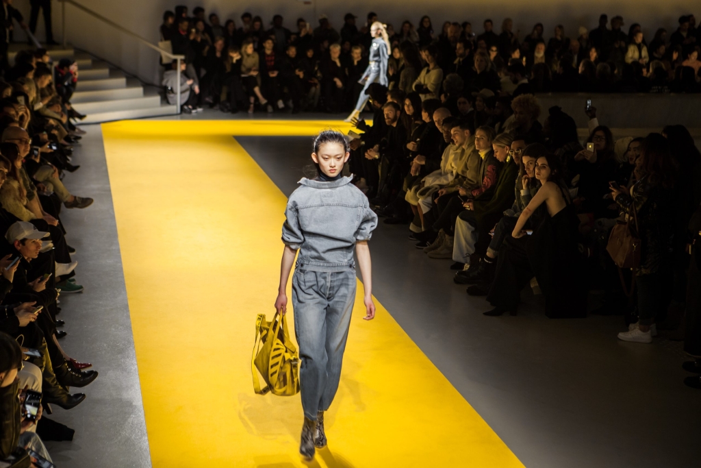 06_OBO_OFFWHITE_FASHION_SHOW_DEFILE_MODE_LUXURY_SCENOGRAPHY