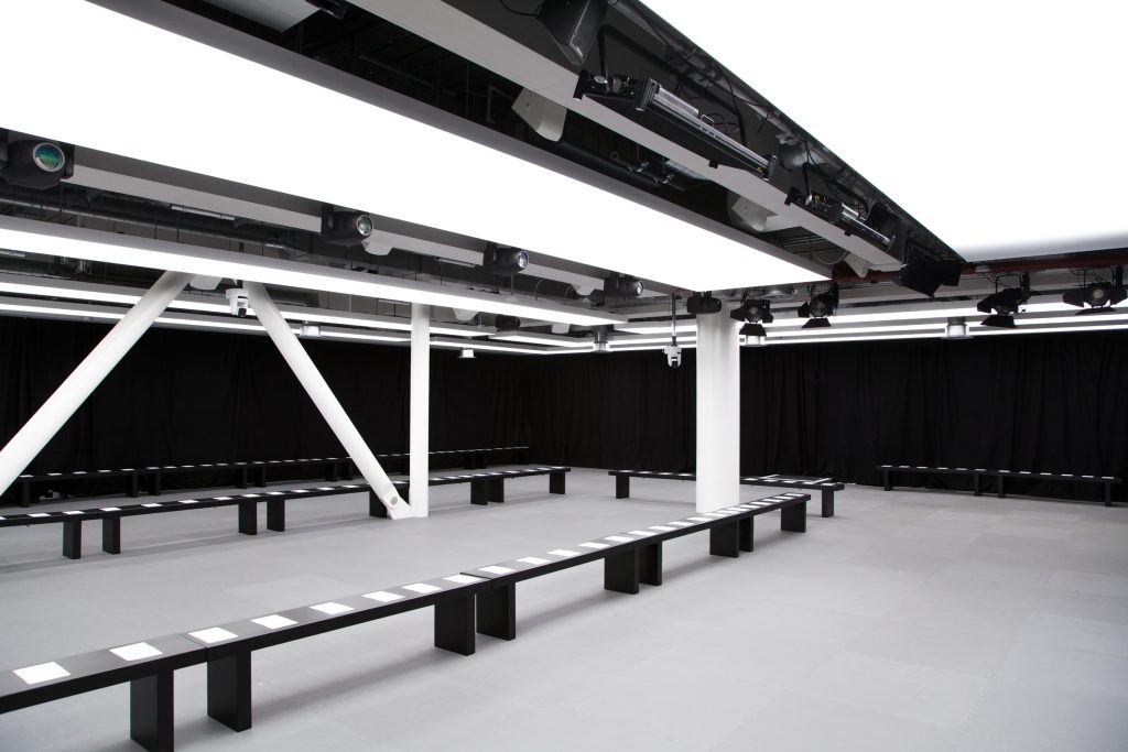 07-HUISHANZHANG_OBO_SS23_FASHION_SHOW_DEFILE_MODE_SCENOGRAPHY_EDGRANT