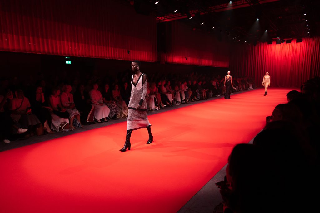 07-OBO_HUISHAN_ZHANG_SS24_FASHION_SHOW_DEFILE_MODE_SCENOGRAPHY_ED_GRANT