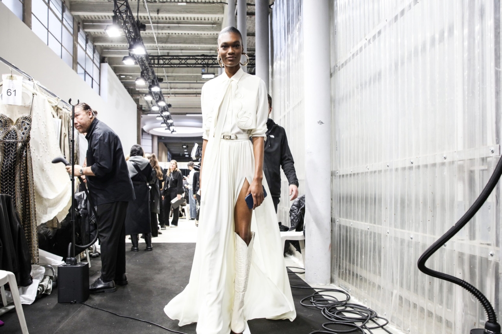 08-ELIE_SAAB_OBO_FW24_backstage_FASHION_SHOW_DEFILE_MODE_MATHIEU BAUMER
