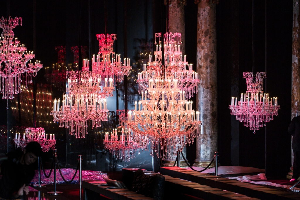 08-ELIE_SAAB_OBO_HAUTE_COUTURE_FW14_FASHION_SHOW_MODEL_SCENOGRAPHY