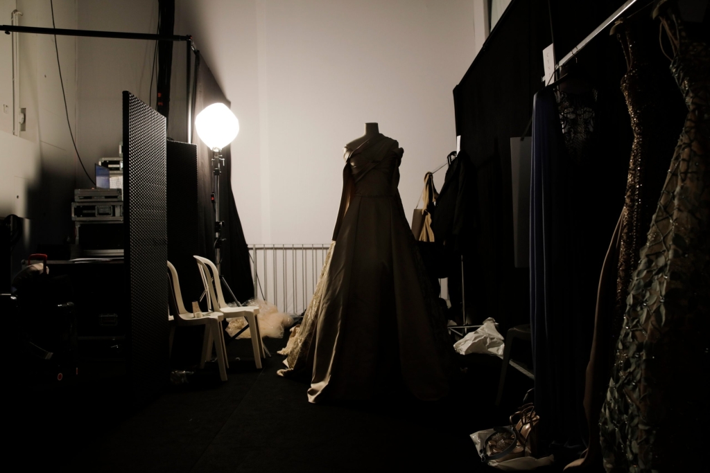 08-ELIE_SAAB_OBO_SS24_FASHION_SHOW_DEFILE_MODE_BACKSTAGE_STEPHANE_DEROUSSENT