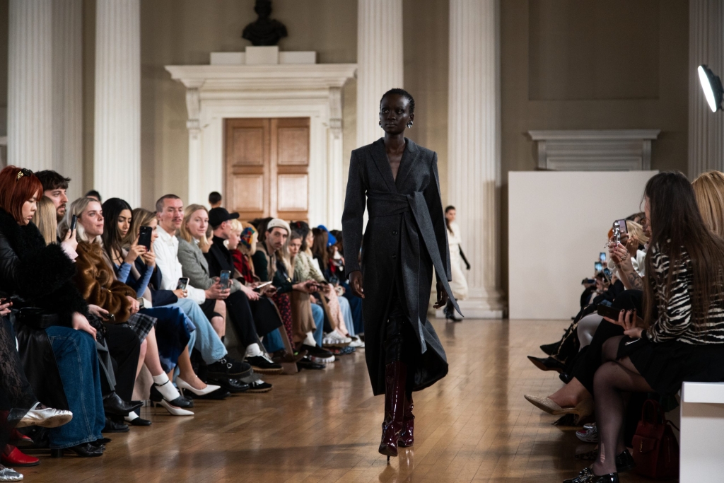 08-OBO_HUISHANG_ZHANG_FASHION-SHOW-defile_mode_scenography