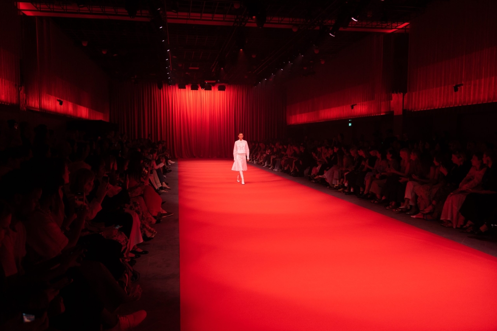 08-OBO_HUISHAN_ZHANG_SS24_FASHION_SHOW_DEFILE_MODE_SCENOGRAPHY_ED_GRANT