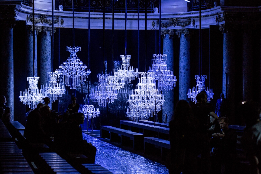 09-ELIE_SAAB_OBO_HAUTE_COUTURE_FW14_FASHION_SHOW_MODEL_SCENOGRAPHY