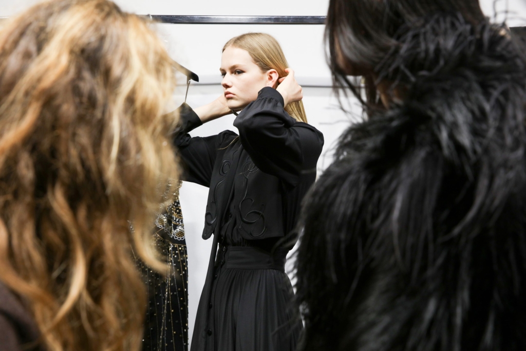 10-ELIE_SAAB_OBO_FW24_backstage_FASHION_SHOW_DEFILE_MODE_MATHIEU BAUMER