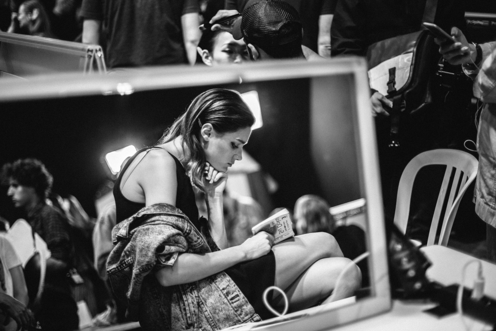 10-ELIE_SAAB_RTWSS17_SCENOGRAPHY_FASHION_SHOW_DEFILE_MODE