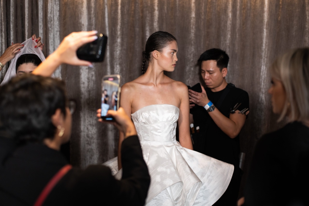 10-OBO_HUISHAN_ZHANG_SS24_FASHION_SHOW_DEFILE_MODE_BACKSTAGE_ED_GRANT