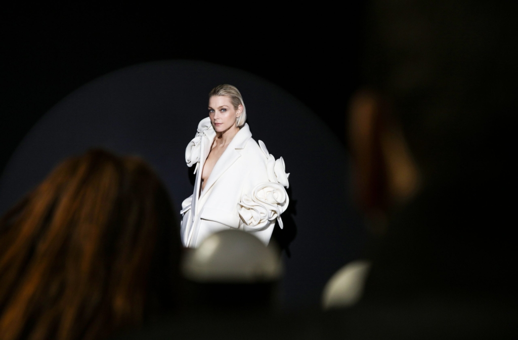 11-ELIE_SAAB_OBO_FW24_backstage_FASHION_SHOW_DEFILE_MODE_MATHIEU BAUMER
