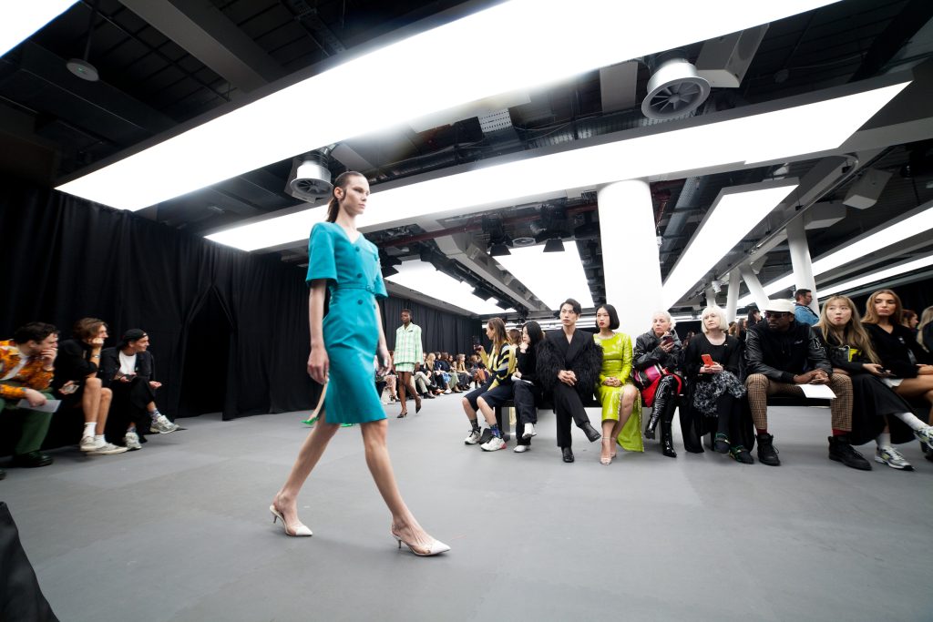 11-HUISHANZHANG_OBO_SS23_FASHION_SHOW_DEFILE_MODE_SCENOGRAPHY_EDGRANT