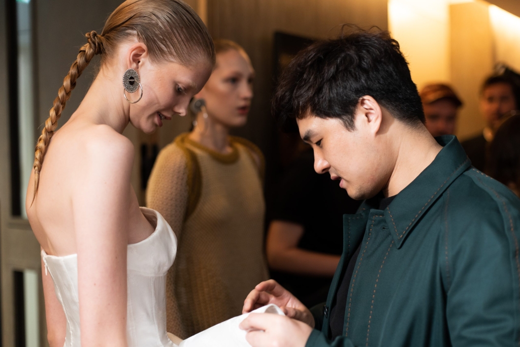 11-OBO_HUISHAN_ZHANG_SS24_FASHION_SHOW_DEFILE_MODE_BACKSTAGE_ED_GRANT