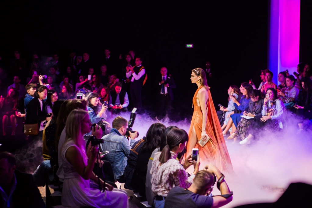 12-ELIE_SAAB_RTWSS17_SCENOGRAPHY_FASHION_SHOW_DEFILE_MODE