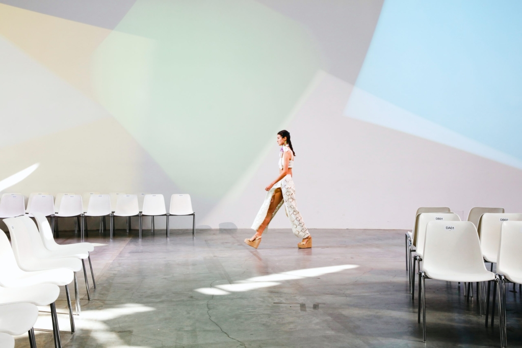 12_ELIE_SAAB_OBO_SS23_FASHION_SHOW_DEFILE_MODE_SCENOGRAPHY_MATHIEY_BAUMER