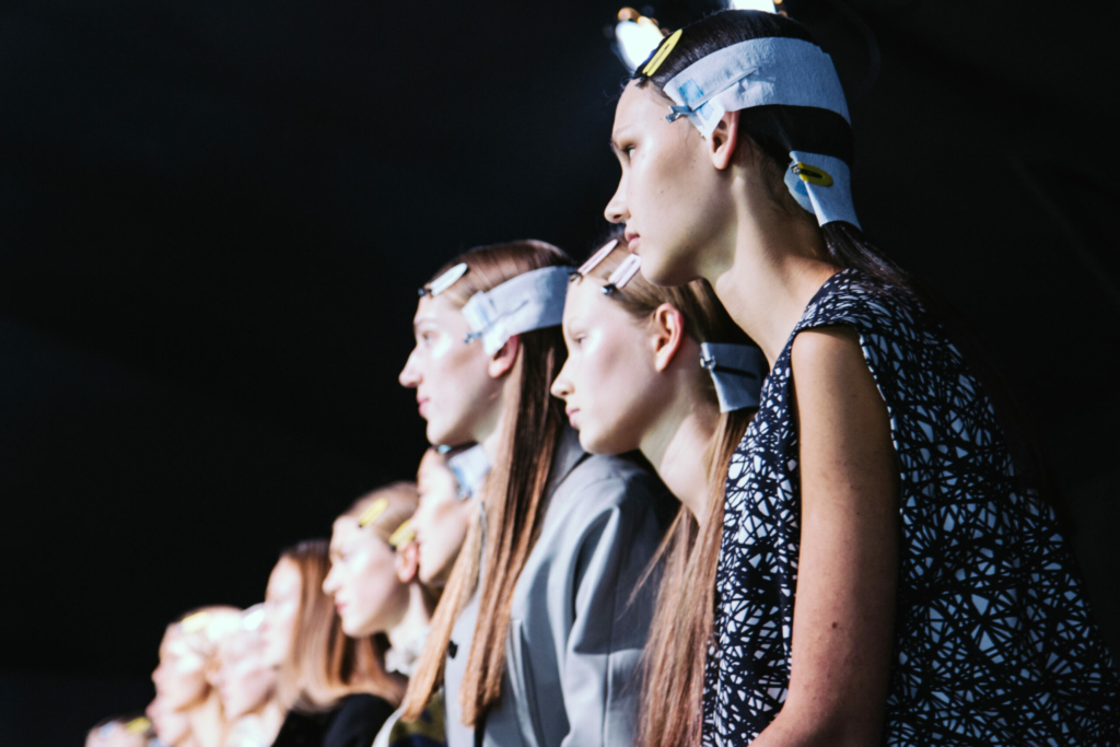 12_OBO_BALENCIAGA_RTWSS15_BACKSTAGE_MAKE_UP_ARTIST_DEFILE_MODE_FASHION_SHOW_LUXURY