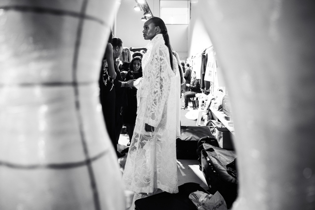 13-ELIE_SAAB_OBO_FW24_backstage_FASHION_SHOW_DEFILE_MODE_MATHIEU BAUMER