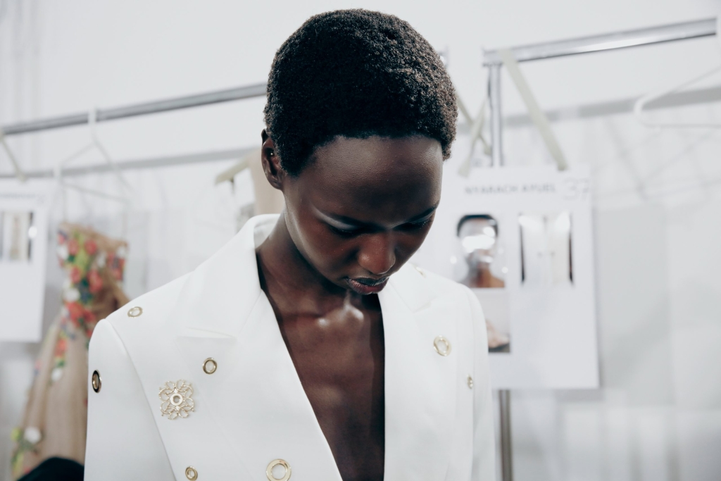 13_ELIE_SAAB_OBO_SS23_FASHION_SHOW_DEFILE_MODE_SBACKSTAGE_MATHIEU_BAUMER