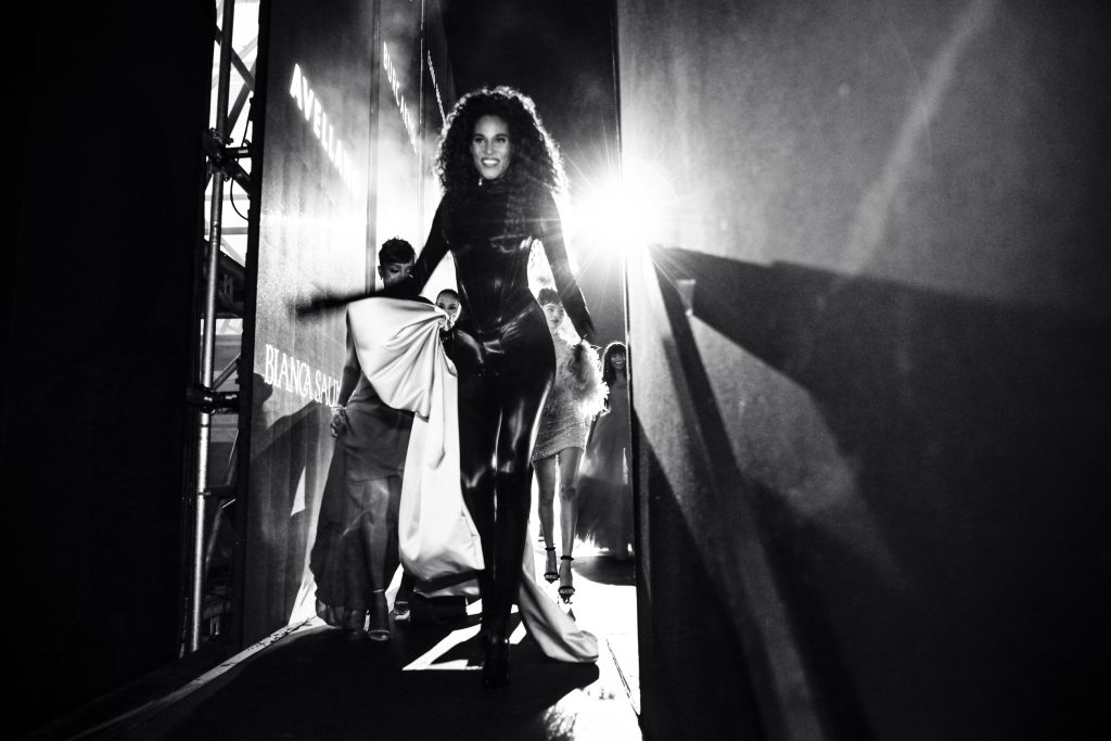 13_LOREAL_OBO_2022_SHOW_BACKSTAGE_MODEL_CINDY_BRUNA