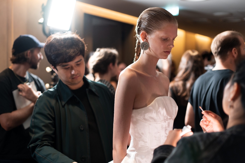 13_OBO_HUISHAN_ZHANG_SS24_FASHION_SHOW_DEFILE_MODE_BACKSTAGE_ED_GRANT