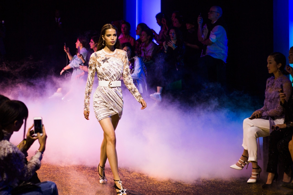 14-ELIE_SAAB_RTWSS17_SCENOGRAPHY_FASHION_SHOW_DEFILE_MODE