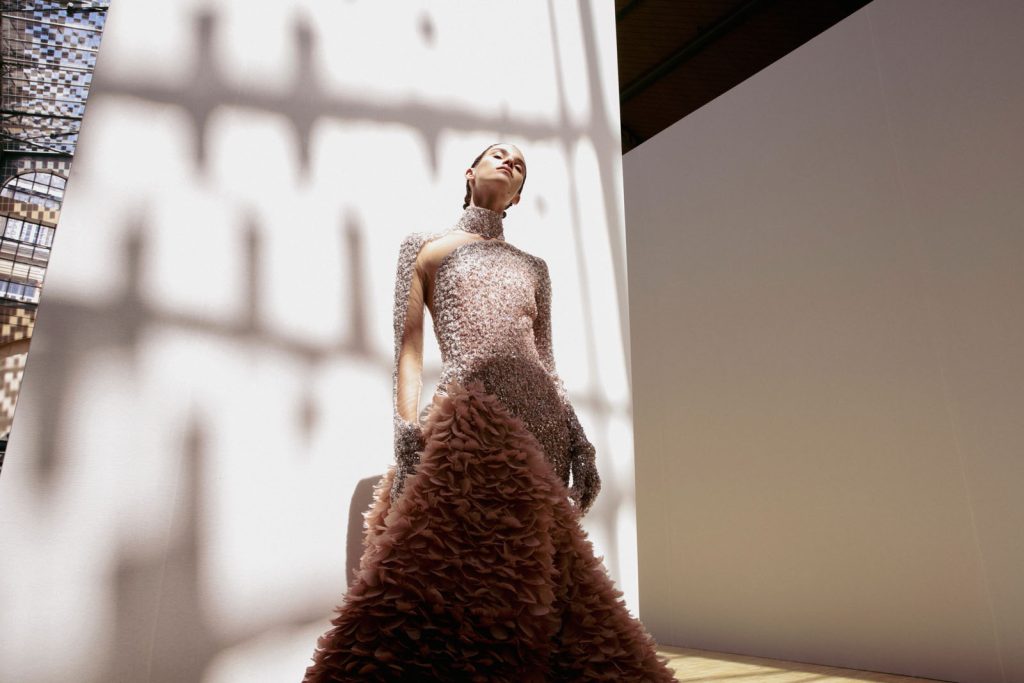 14_ELIE_SAAB_OBO_HCAW22_FASHION_SHOW_DEFILE-MODE_SCENOGRAPHY_MATHIEU BAUMER - _MG_8740
