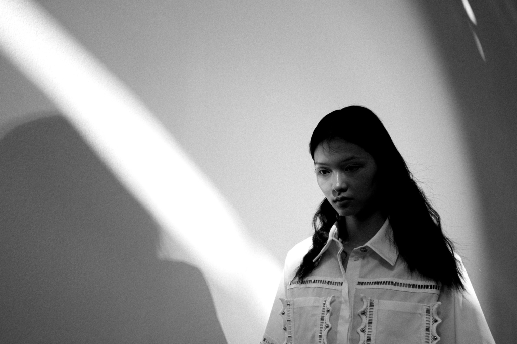 15_ELIE_SAAB_OBO_SS23_FASHION_SHOW_DEFILE_MODE_SBACKSTAGE_MATHIEU_BAUMER