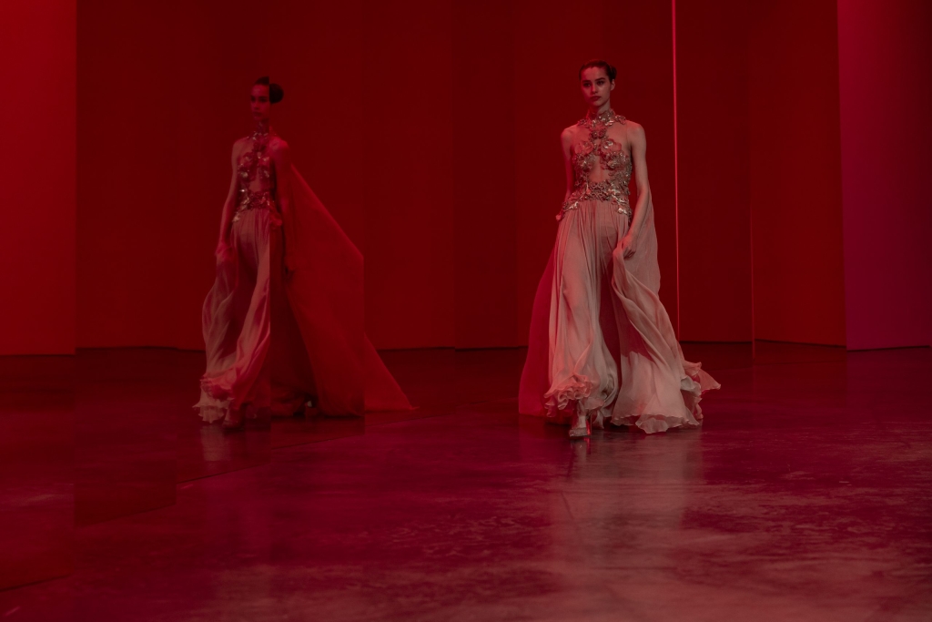 15_ELIE_SAAB_OBO_SS24_FASHION_SHOW_DEFILE_MODE_BACKSTAGE_STEPHANE DEROUSSENT_