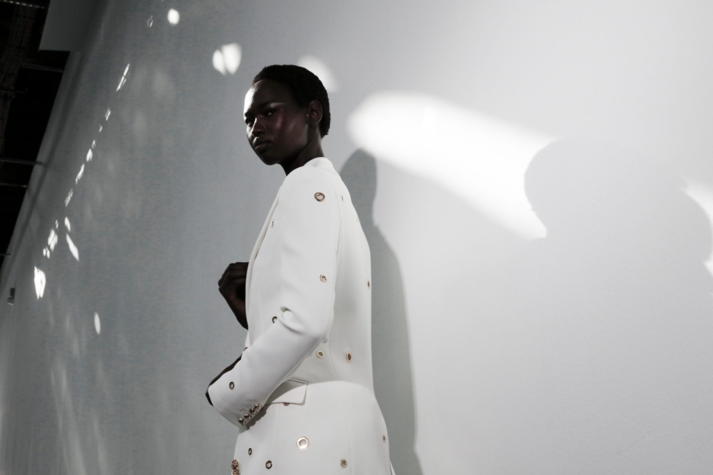 16_ELIE_SAAB_OBO_SS23_FASHION_SHOW_DEFILE_MODE_SBACKSTAGE_MATHIEU_BAUMER