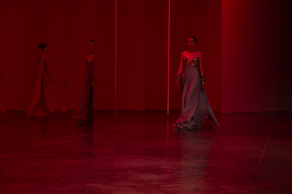 16_ELIE_SAAB_OBO_SS24_FASHION_SHOW_DEFILE_MODE_BACKSTAGE_STEPHANE DEROUSSENT