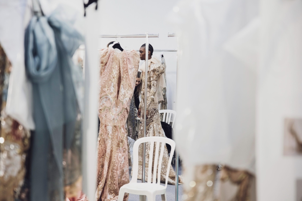17_ELIE_SAAB_OBO_SS20_BACKSTAGE_FASHION_SHOW_DEFILE_MODE_LUXURY