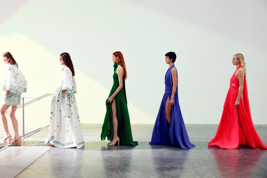 17_ELIE_SAAB_OBO_SS23_FASHION_SHOW_DEFILE_MODE_SBACKSTAGE_MATHIEU_BAUMER