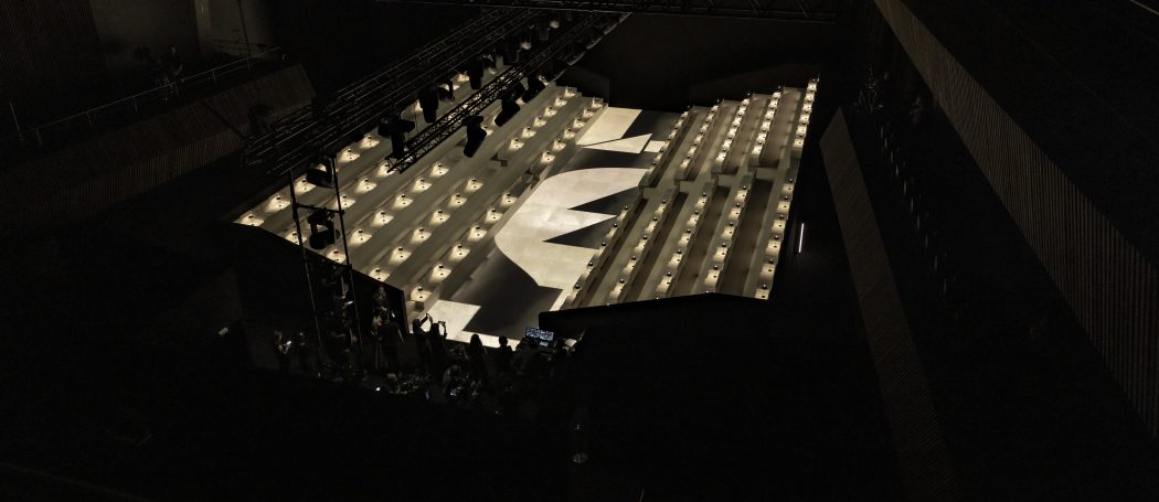 1_OBO_ARMANI_PRIVE_FW22_FASHION_SHOW_SCENOGRAPHY_CATWALK-LUXURY_Stephane Deroussent - 8119