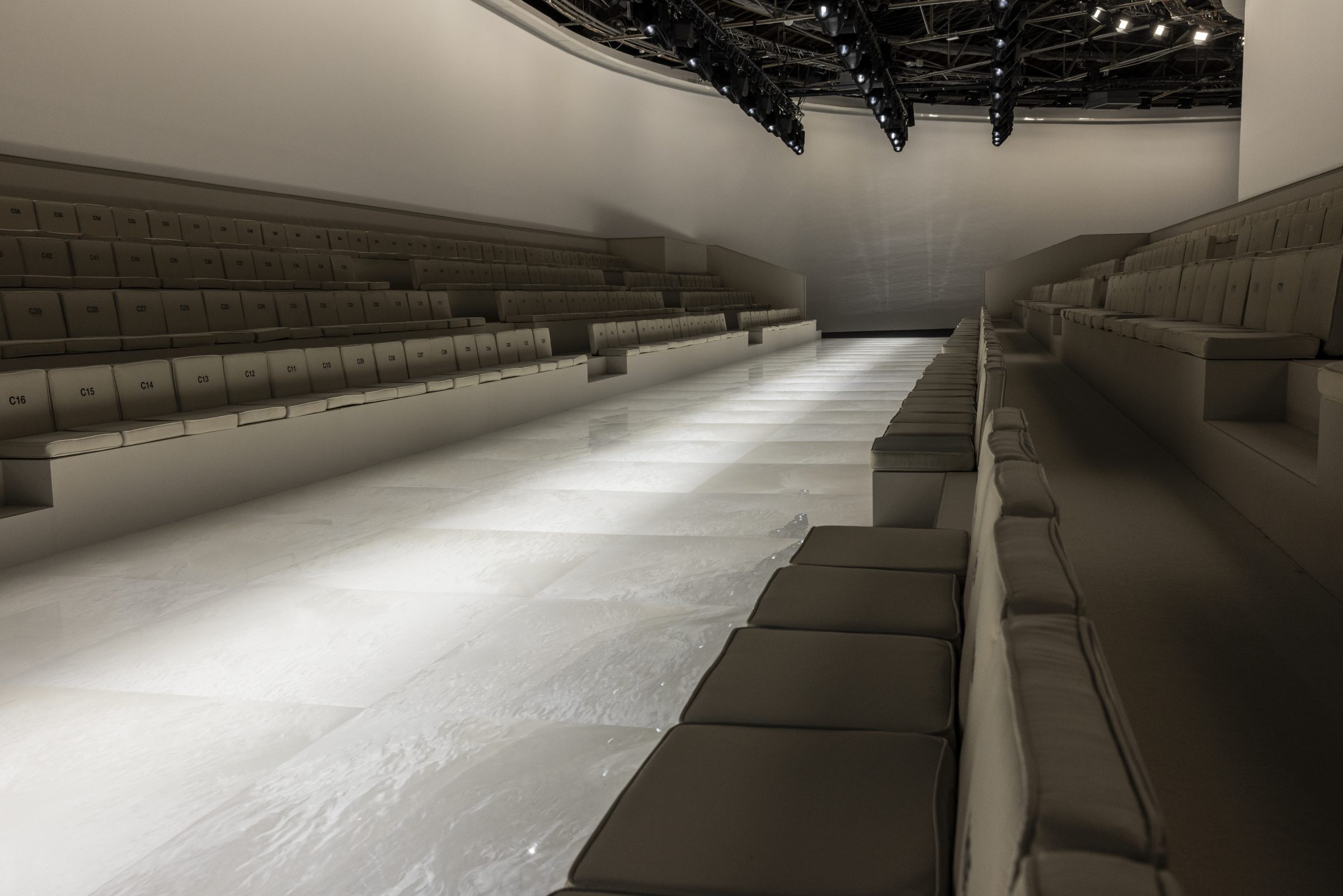 1_OBO_ARMANI_PRIVE_SS24_STEPHANE DEROUSSENT_SCENOGRPAHY_RUNWAY_FASHION_SHOW_H.C. p.é.24-8842