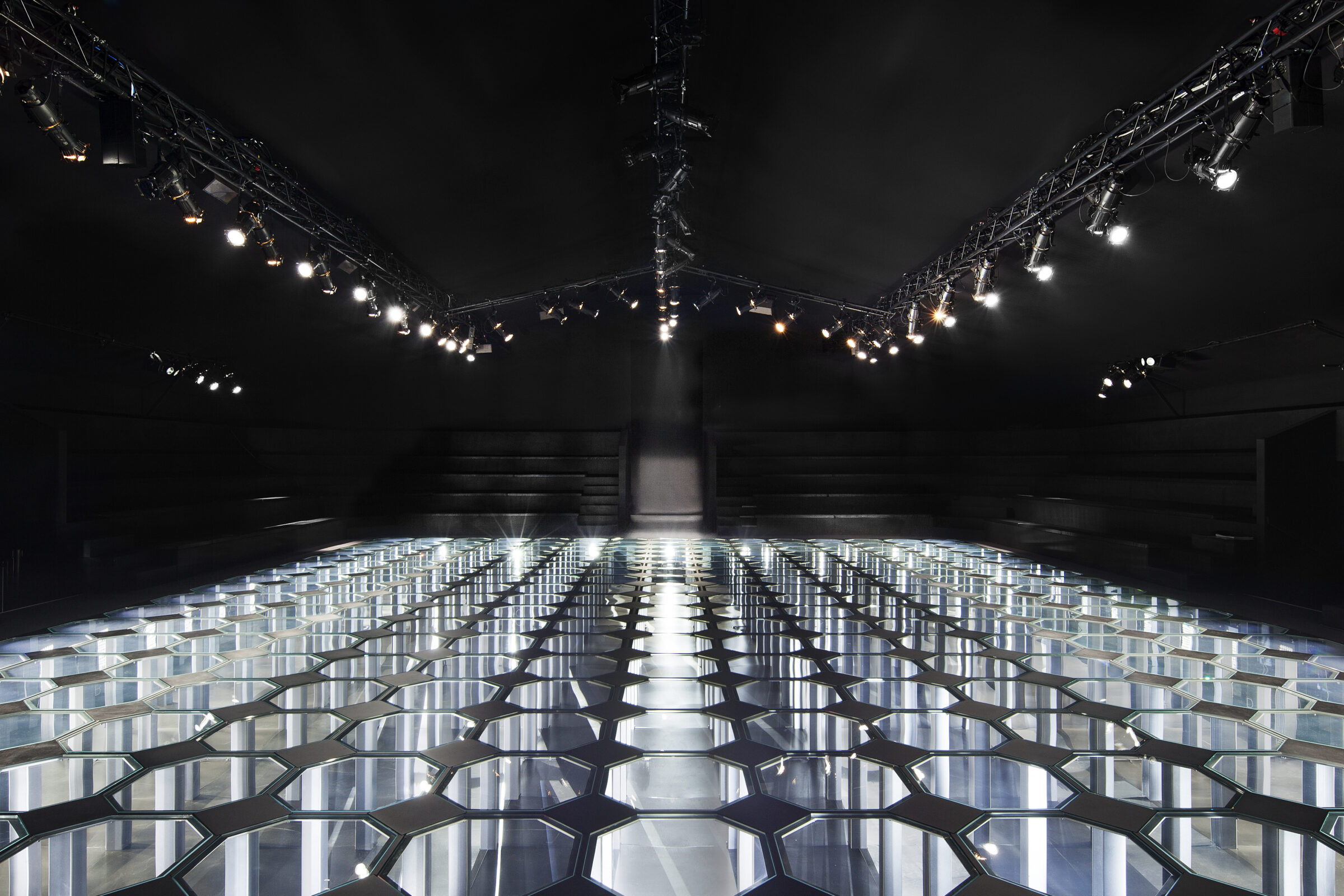 1_OBO_BALENCIAGA_RTWSS15_SCENOGRAPHY_DEFILE_MODE_FASHION_SHOW_LUXURY