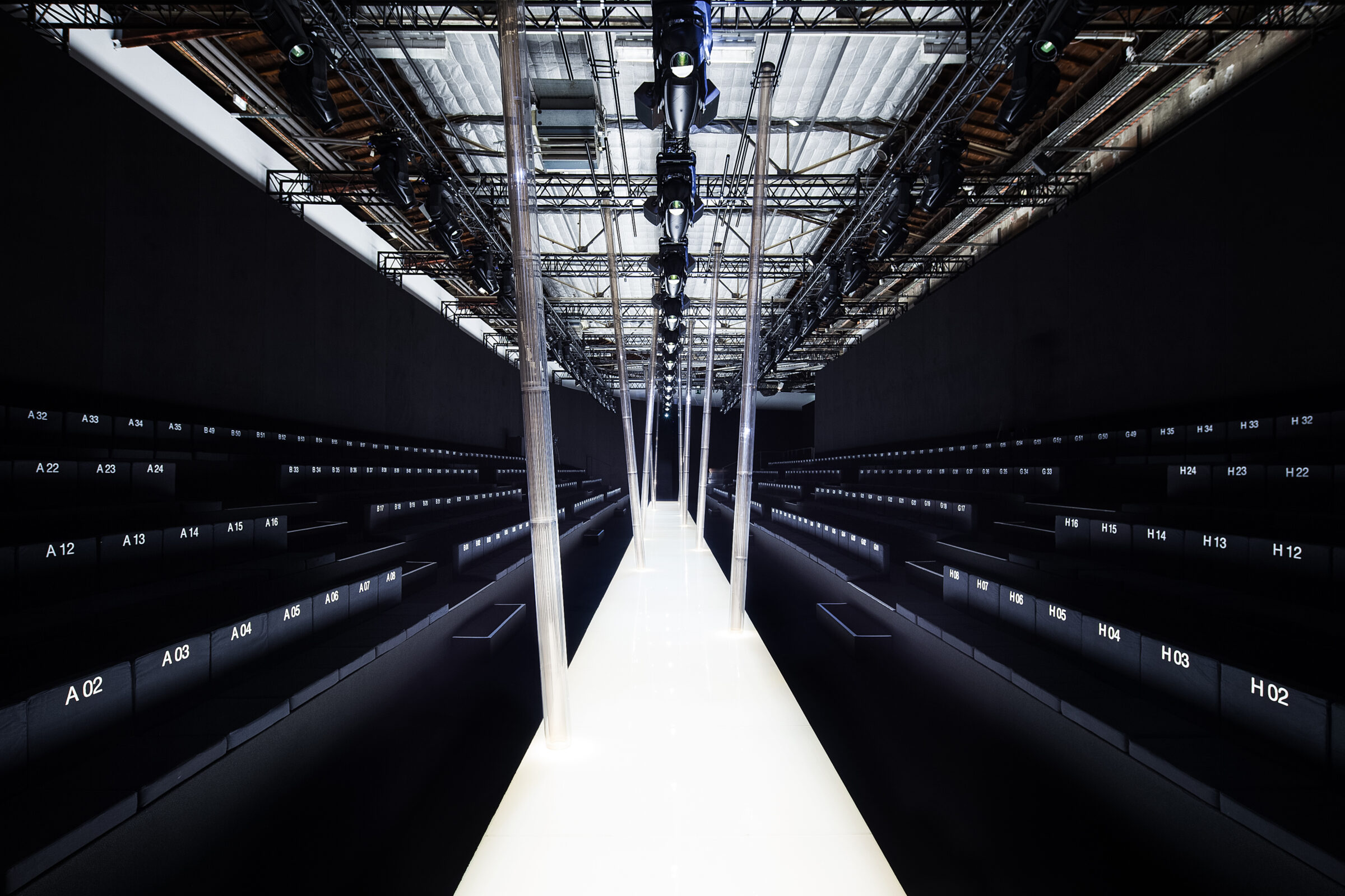 2_OBO_ARMANI_DEFILE_MODE_FASHION_SHOW_SCENOGRAPHY_LUXURY