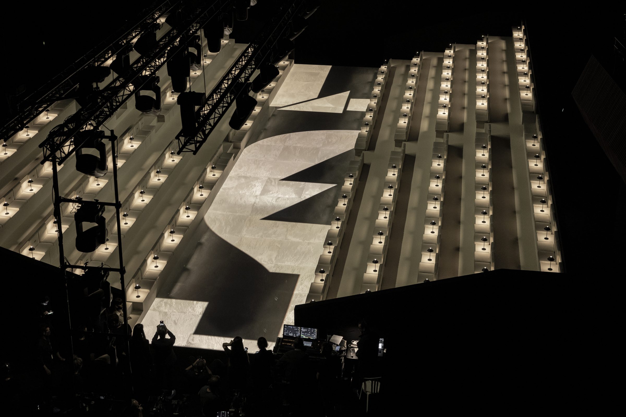 2_OBO_ARMANI_PRIVE_FW22_FASHION_SHOW_SCENOGRAPHY_CATWALK-LUXURY- Stephane Deroussent - 8122