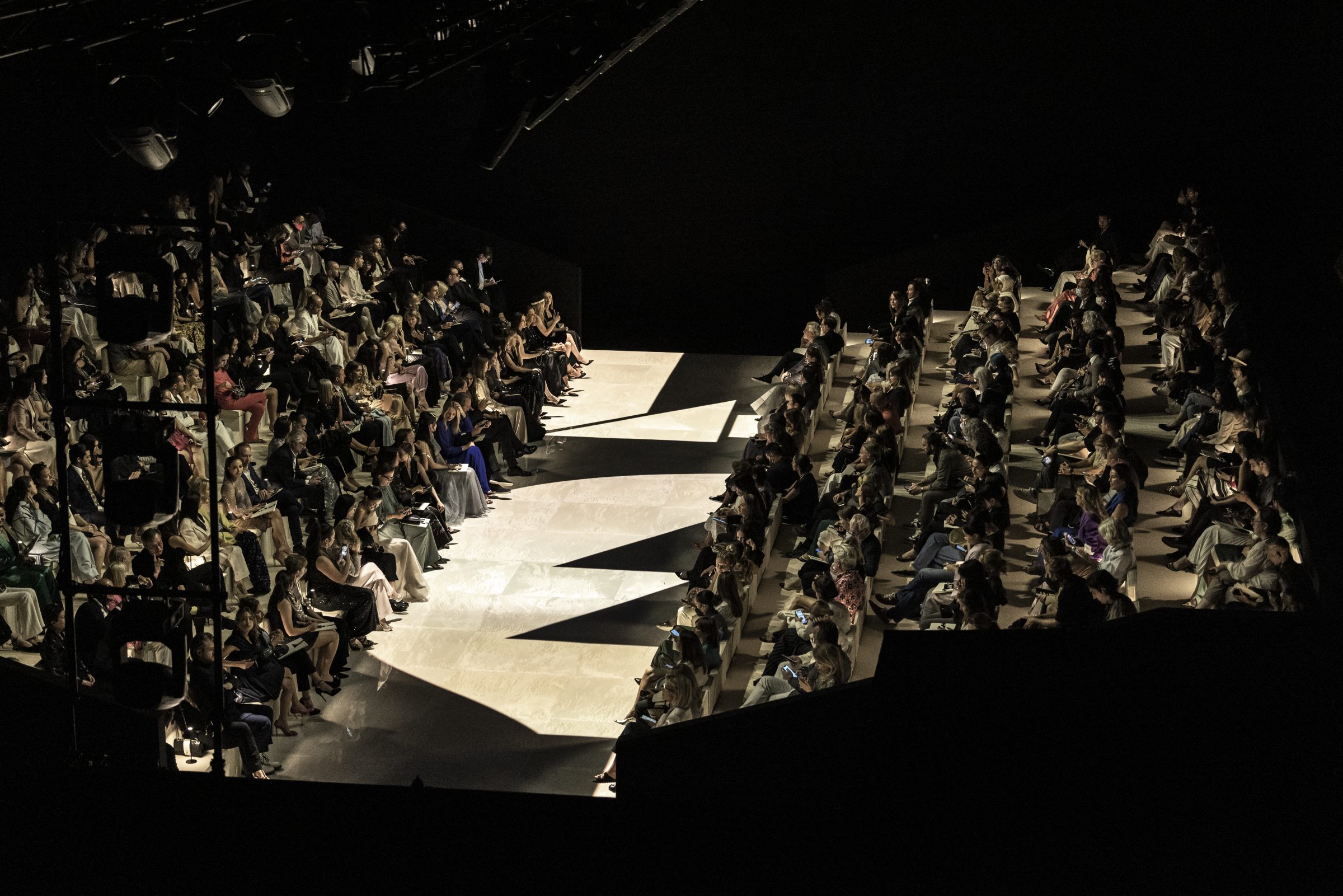 4_OBO_ARMANI_PRIVE_FW22_FASHION_SHOW_SCENOGRAPHY_CATWALK-LUXURY- Stephane Deroussent - 8384