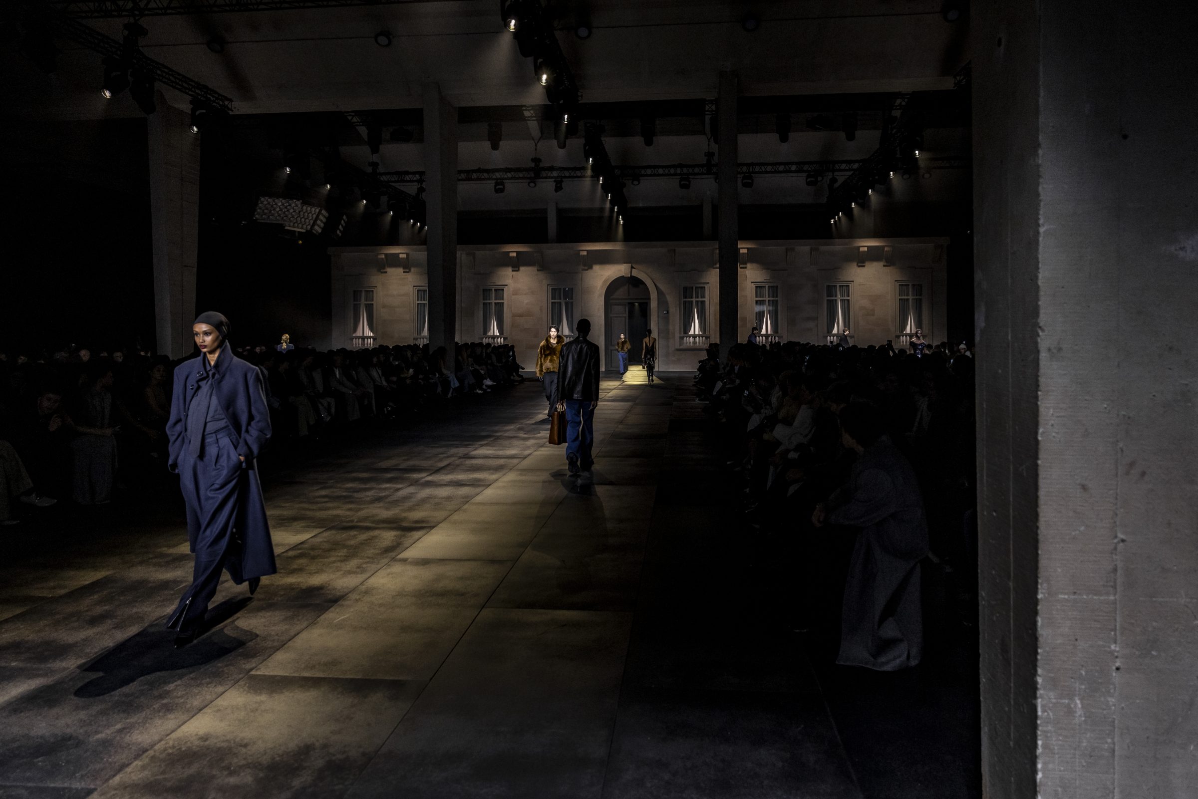 6_OBO_AMI_RTWFW24_SCENOGRAPHY_DEFILE_MODE_FASHION_SHOW_STEPHANE DEROUSSENT