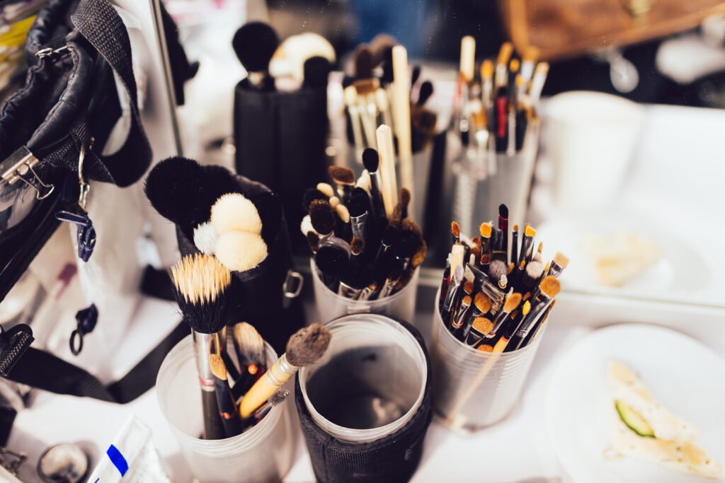 9_OBO_BALENCIAGA_RTWSS15_BACKSTAGE_MAKE_UP_ARTIST_DEFILE_MODE_FASHION_SHOW_LUXURY