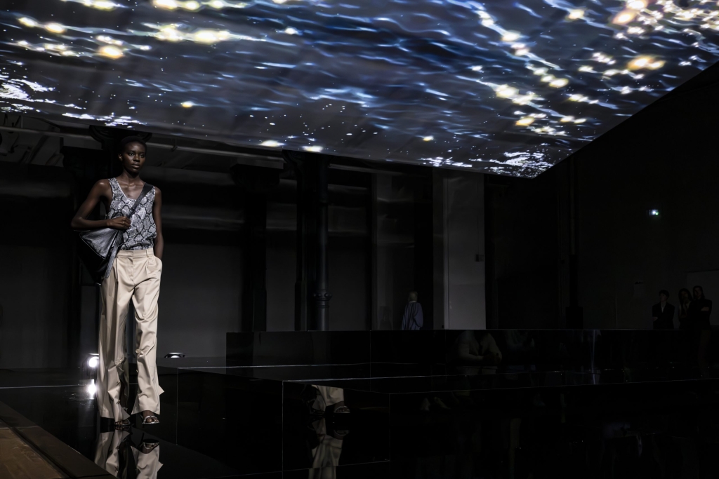 07_OBO_SYSTEM_DEFILE_MODE_FASHION_SHOW_MODEL_EVENT_SET_DESIGN_PRODUCTION